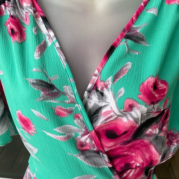 Wrap around floral dress size medium colorful warm weather vibe - Picture 3 of 8